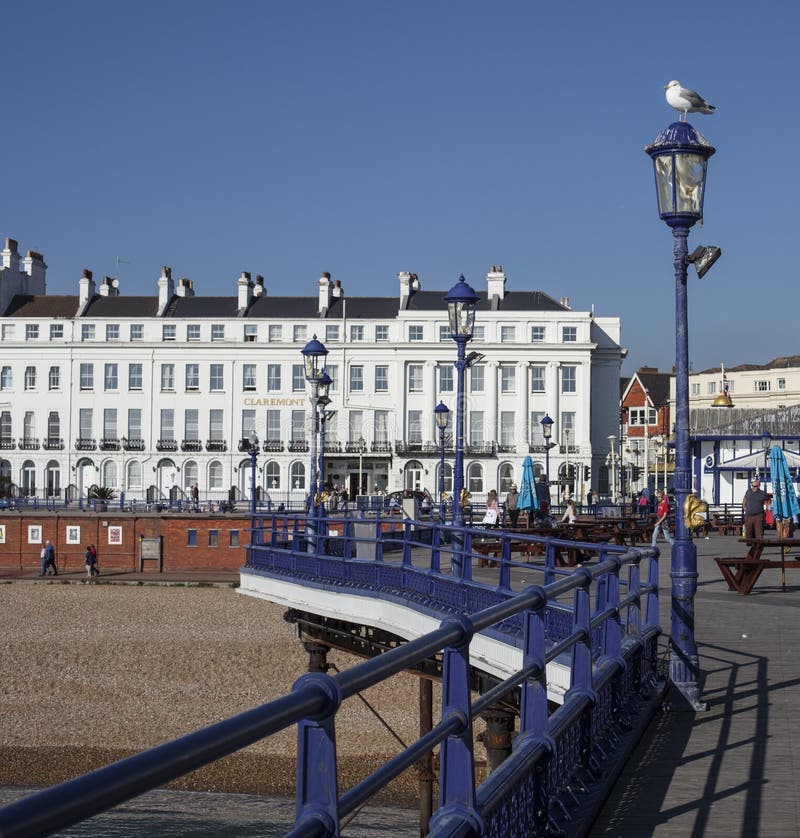 Eastbourne, East Sussex, Inghilterra - il pilastro e gli hotel bianchi immagini stock Eastbourne, East Sussex, Inghilterra - il pilastro e gli hotel bianchi immagini stock