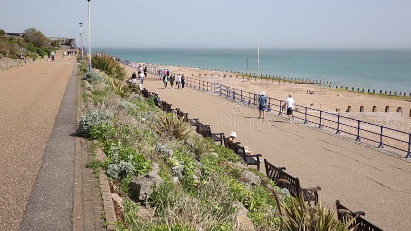 Eastbourne het UK met mensen die op de strandboulevardpromenade lopen