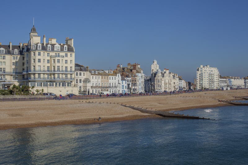 Eastbourne, Inghilterra, East Sussex - giorno soleggiato luminoso sulla spiaggia fotografie stock Eastbourne, Inghilterra, East Sussex - giorno soleggiato luminoso sulla spiaggia fotografie stock