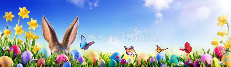 Iepuri de Paști și ouă decorate stock photos