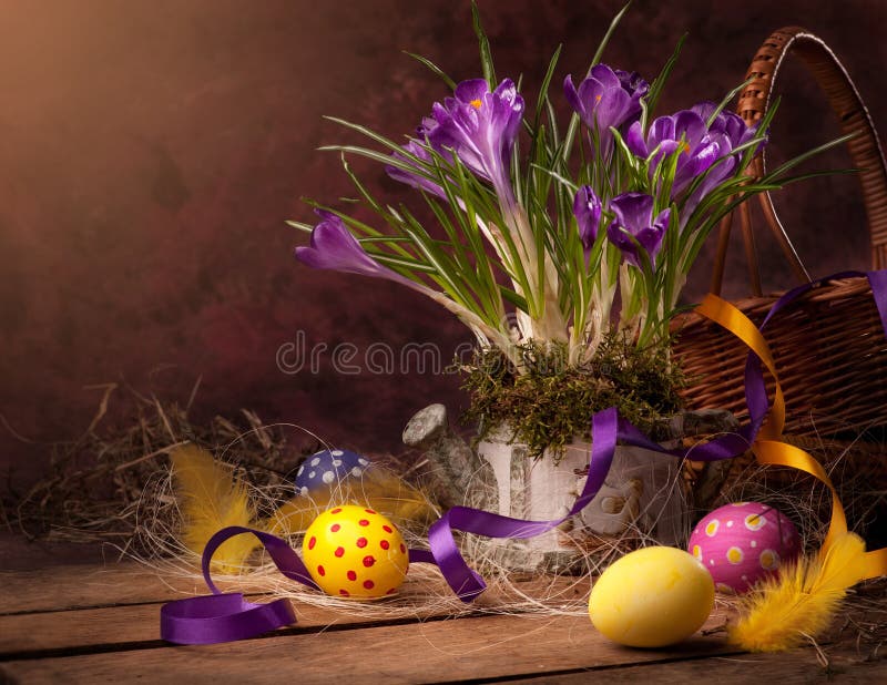 Antiguo pascua de resurrección tarjeta, huevos primavera flores sobre el de madera.