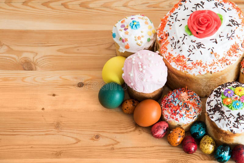 Easter composition with Easter cakes and painted eggs on a wooden background stock photography Easter composition with Easter cakes and painted eggs on a wooden background stock photography