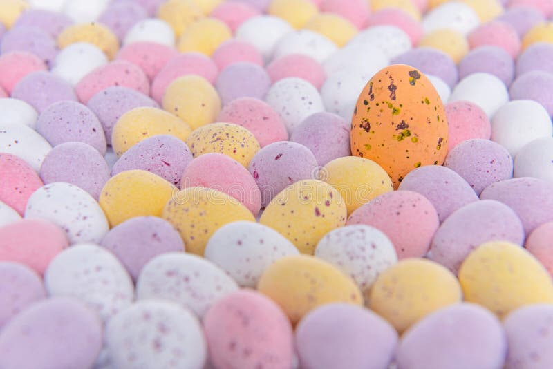 Molto da caramella coperto cioccolato pasqua uova uno in piedi fuori la folla.