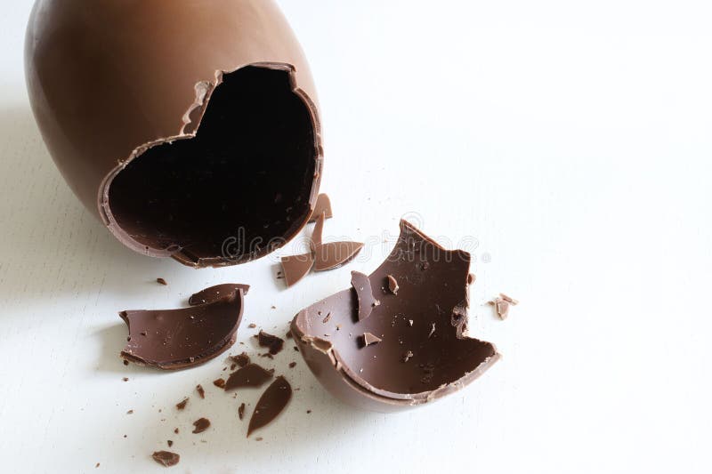 Milk Chocolate Egg That Is Broken PNG Images
