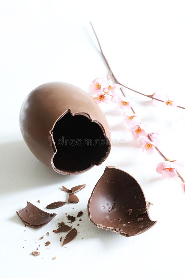 60+ Broken Chocolate Easter Eggs Stock Illustrations, Royalty-Free