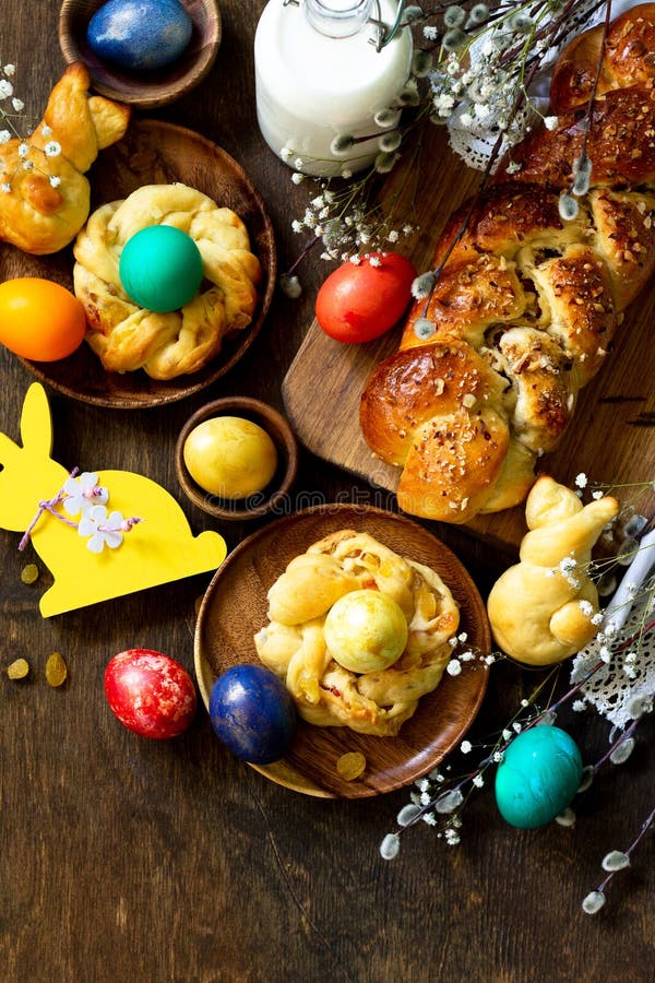 Easter holiday table. Easter cakes and colored eggs on a wooden table. stock images