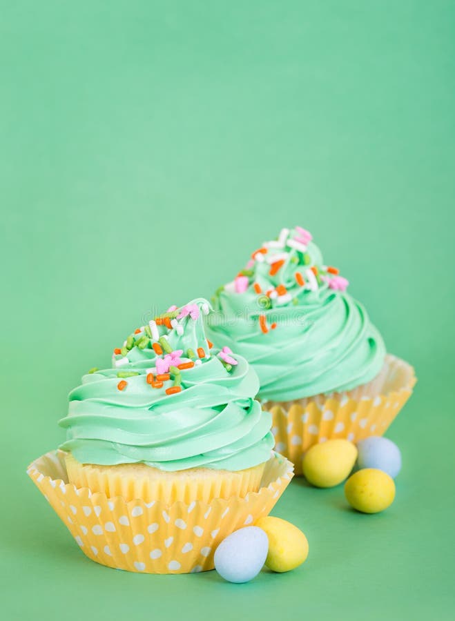 Easter spring cupcakes with candy eggs on green royalty free stock image Easter spring cupcakes with candy eggs on green royalty free stock image