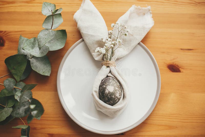 Easter Table Decorations. Stylish Easter Brunch Table Setting with Egg