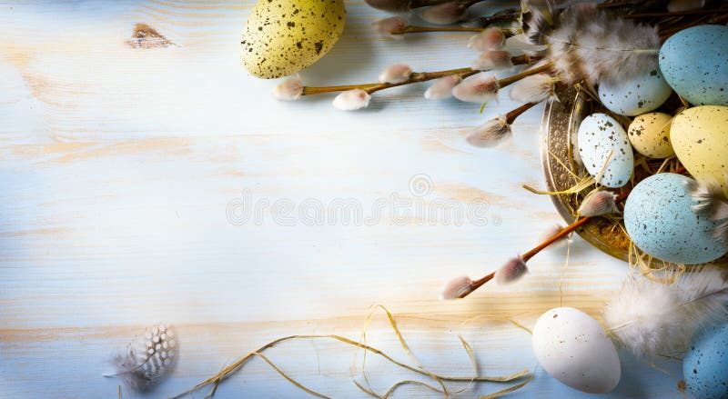 Easter tło z Easter wiosną i jajkami kwitnie Odgórny widok zdjęcie royalty free