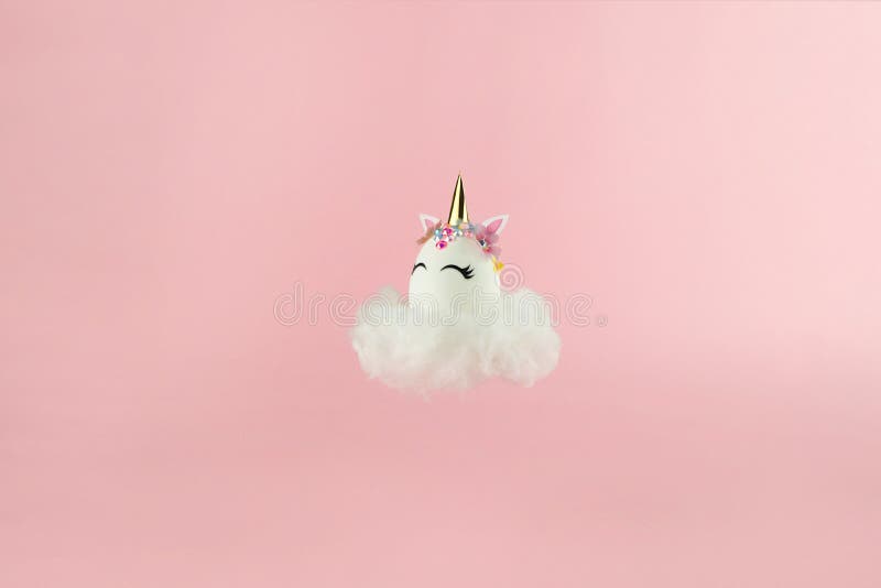 Nền thiên nhiên và làn mây trắng nhẹ nhàng cùng với hình ảnh unicorn sẽ đưa bạn tới một thế giới thần tiên và mơ mộng. Hãy cùng trải nghiệm và thư giãn với tạo hình đáng yêu này.