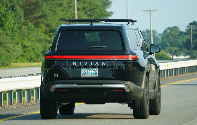 Easton Maryland USA 28 giugno 2025 Un elegante Rivian R1S allElectric SUV scivola lungo l'autostrada immagini stock libere da diritti