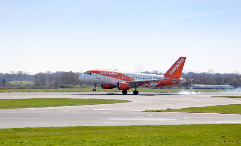 Easyjet Airbus che atterra all'aeroporto di Manchester fotografie stock libere da diritti Easyjet Airbus che atterra all'aeroporto di Manchester fotografie stock libere da diritti