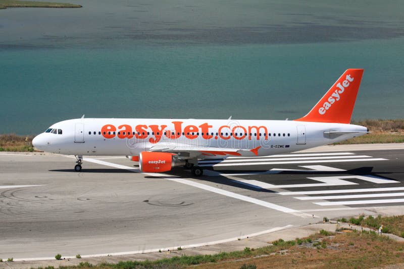 Easyjetluchtbus op baan stock foto's Easyjetluchtbus op baan stock foto's