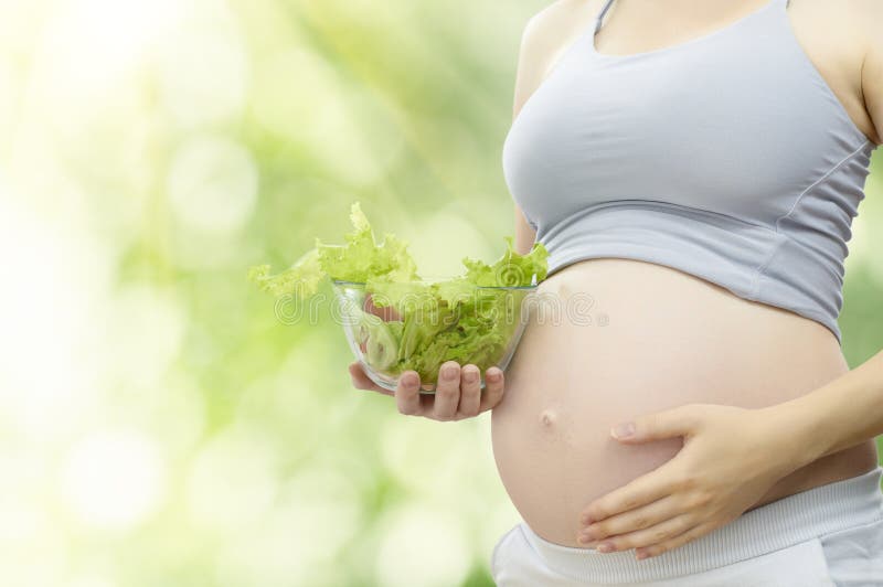 Hermoso el embarazo una mujer comer saludable comida.