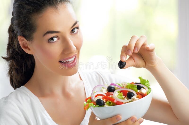 Hermosa chica comer saludable comida.