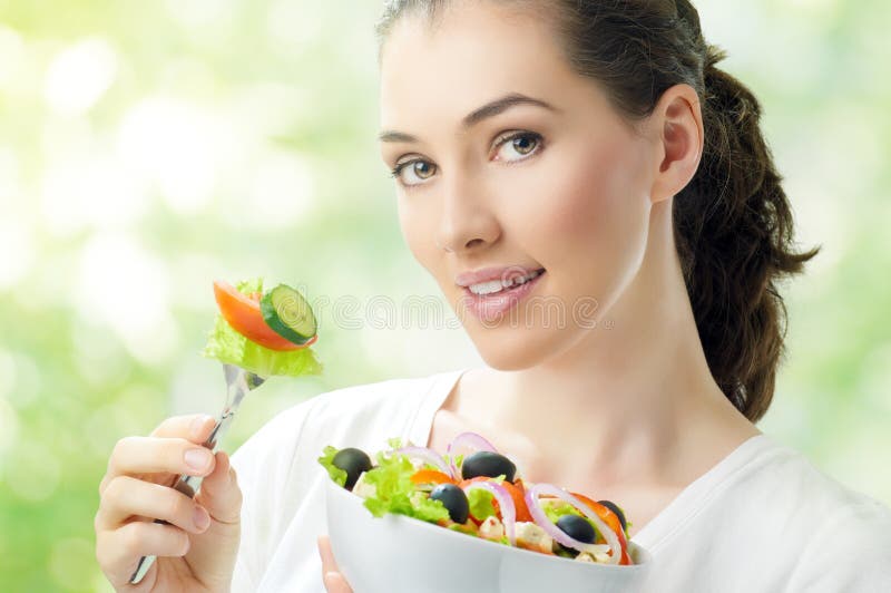 Hermosa chica comer saludable comida.