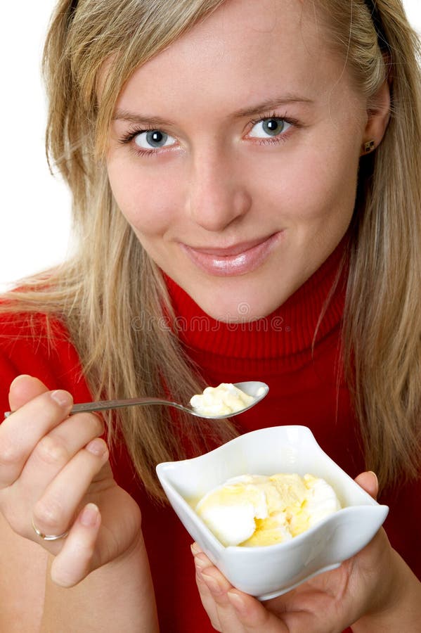 Bella ragazza a mangiare il gelato, separato su bianco.