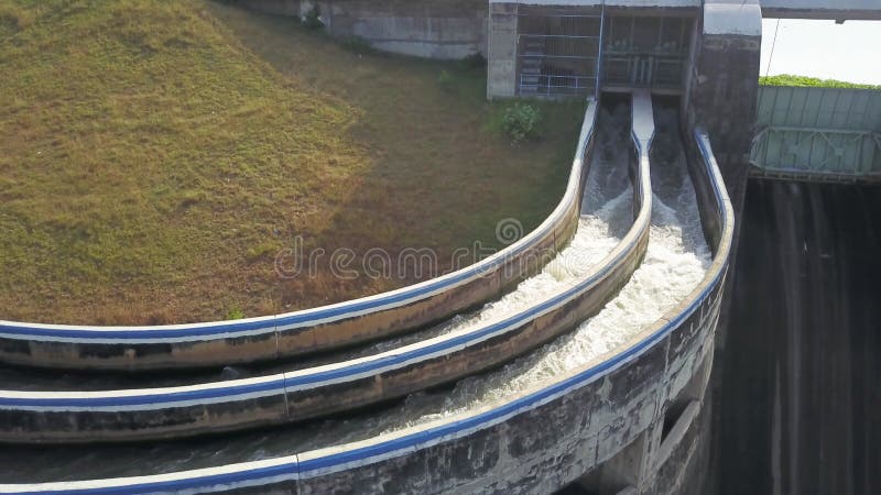 Eau aérienne dans l'infrastructure de déversement de béton du barrage au réservoir. chute d'eau et cours d'eau dans le déversoir d clips vidéos