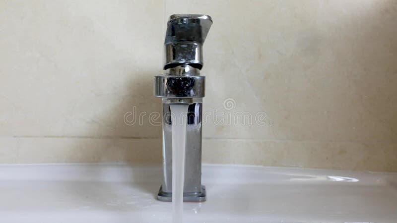 Eau courante à partir d'un robinet banque de vidéos