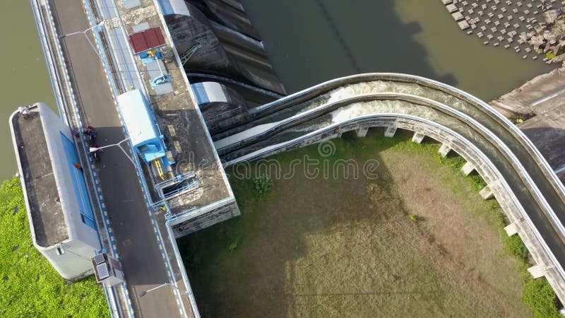 Eau dans le barrage infrastructure de déversement de béton dans le réservoir. chute d'eau et cours d'eau dans le déversoir du cana clips vidéos
