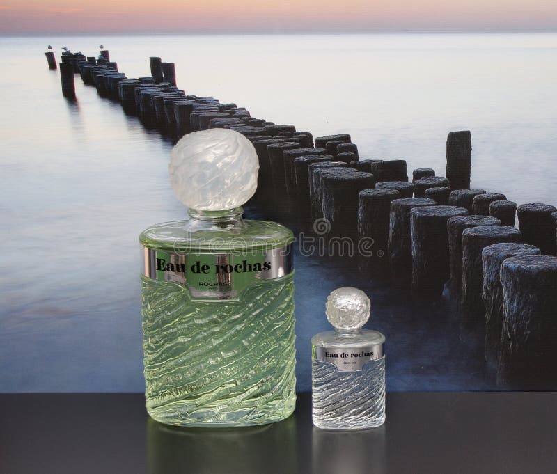Eau de Rochas, parfum pour des dames, grande bouteille de parfum à côté d'une bouteille de parfum commerciale devant la photo d'u photo libre de droits Eau de Rochas, parfum pour des dames, grande bouteille de parfum à côté d'une bouteille de parfum commerciale devant la photo d'u photo libre de droits
