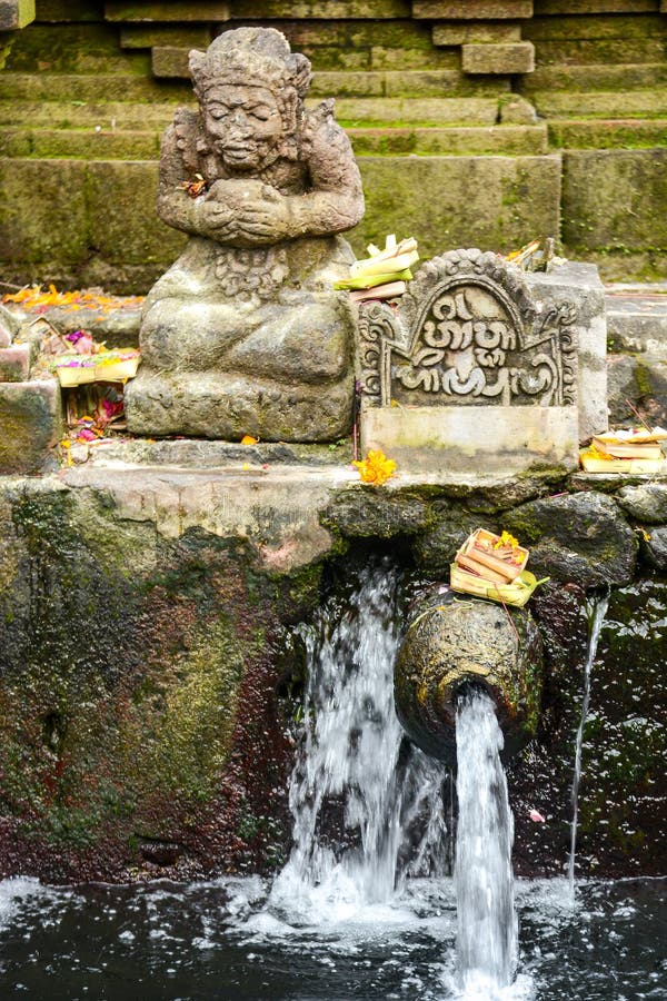 Eau de source sainte dans le temple de Tirta Empul photographie stock libre de droits Eau de source sainte dans le temple de Tirta Empul photographie stock libre de droits