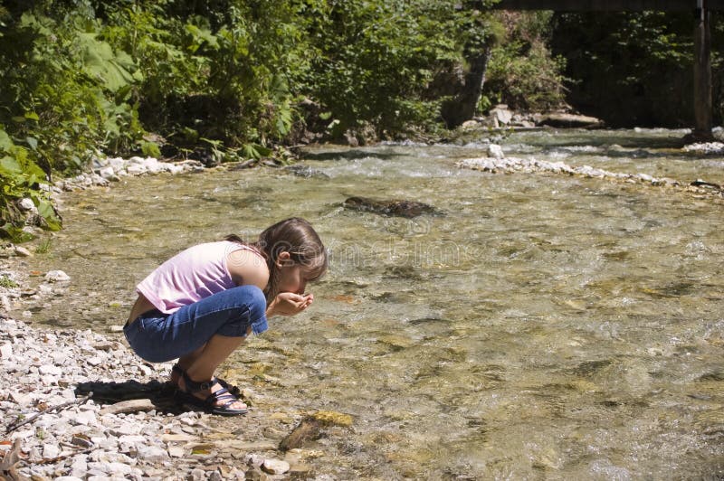 Petite Fille Chinoise Asiatique Heureuse Pêchant Avec La Canne à Pêche  Photo stock - Image du humain, pêcheur: 89413340