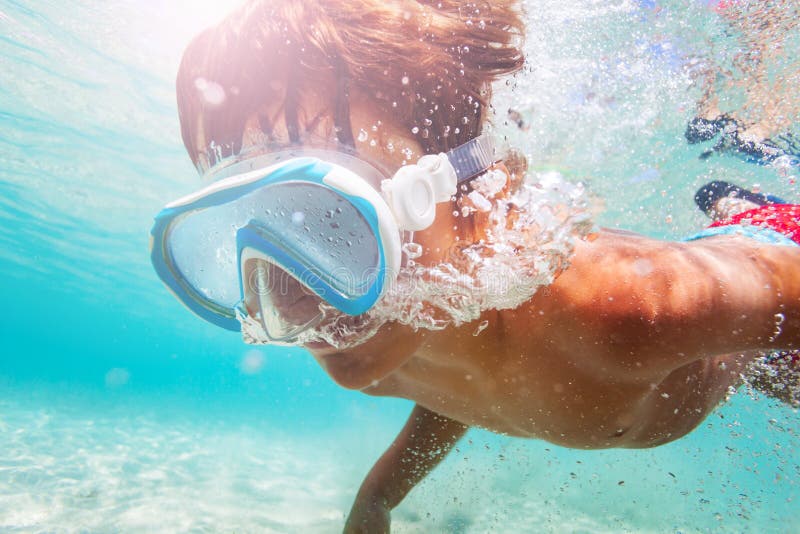 Eau du fond de natation de garçon sportif avec le masque de scaphandre photo libre de droits Eau du fond de natation de garçon sportif avec le masque de scaphandre photo libre de droits