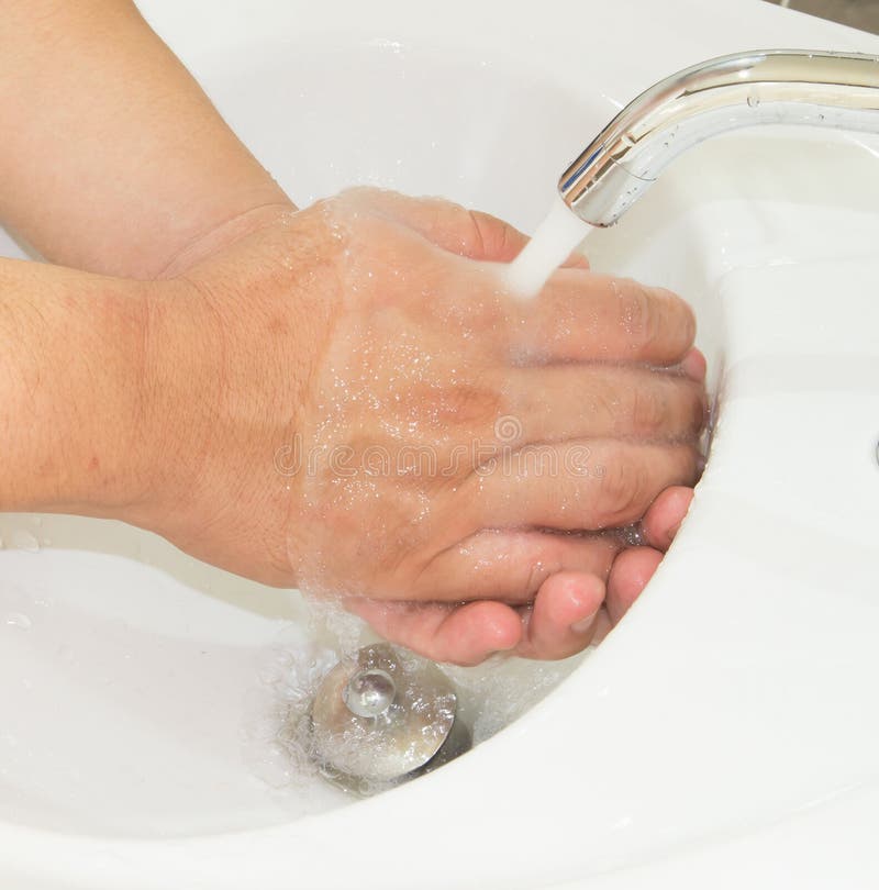 Eau du robinet ouverte et main de lavage photo stock Eau du robinet ouverte et main de lavage photo stock