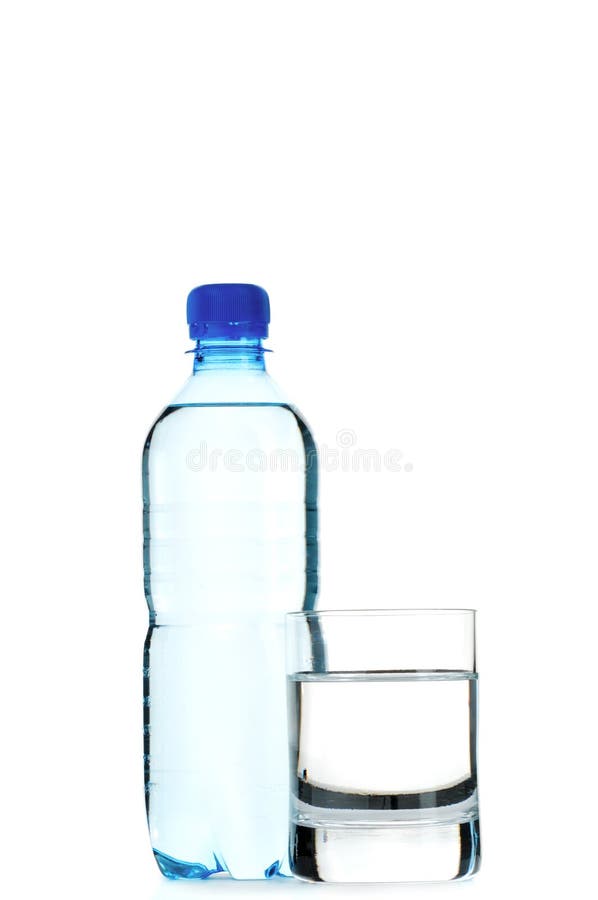 Eau en bouteille et une glace photos stock Eau en bouteille et une glace photos stock