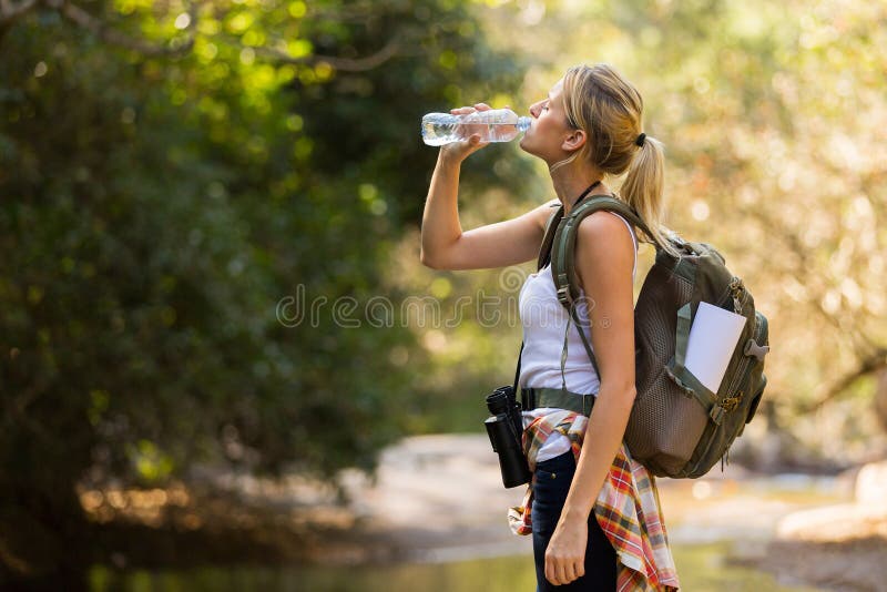 Fermez-vous De La Femme Avec La Bouteille D'eau Dans Le Sac à Dos