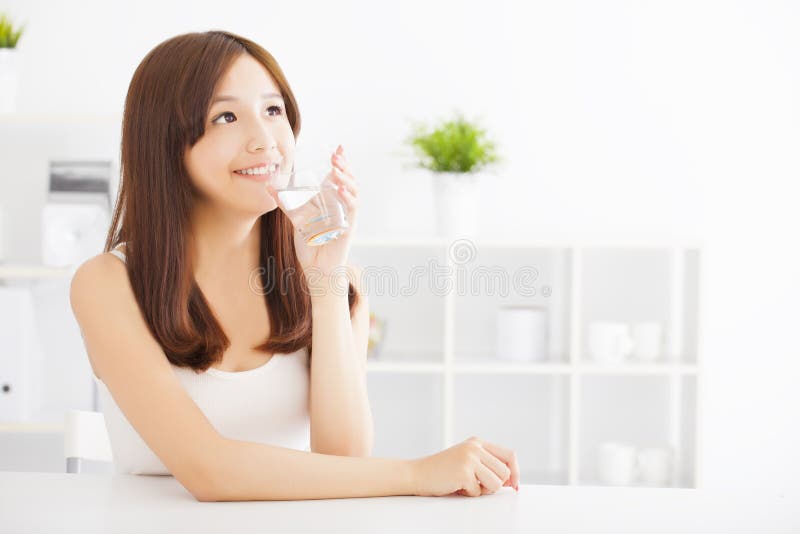 Eau propre potable de jeune femme image libre de droits Eau propre potable de jeune femme image libre de droits