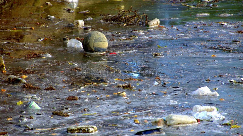 Eau sale déchets de plastique pollution banque de vidéos