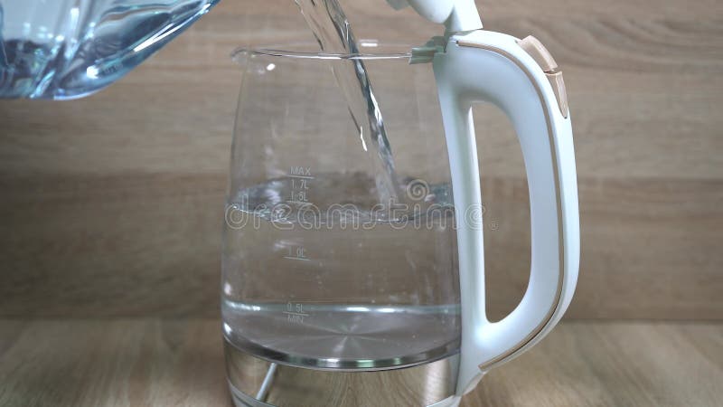 Eau versée dans la bouilloire électrique clips vidéos