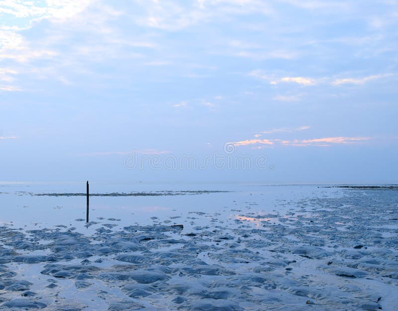 Eb bij Strand - Oneindigheid bij Horizon en Bewolkte Hemel in Dawn - Vrede, Stilte, en Kalmte royalty-vrije stock foto Eb bij Strand - Oneindigheid bij Horizon en Bewolkte Hemel in Dawn - Vrede, Stilte, en Kalmte royalty-vrije stock foto