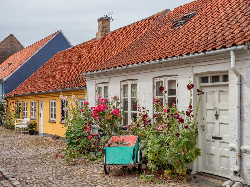 Ebeltoft timrade den idylliska traditionella halvan hus, Danmark royaltyfri foto Ebeltoft timrade den idylliska traditionella halvan hus, Danmark royaltyfri foto