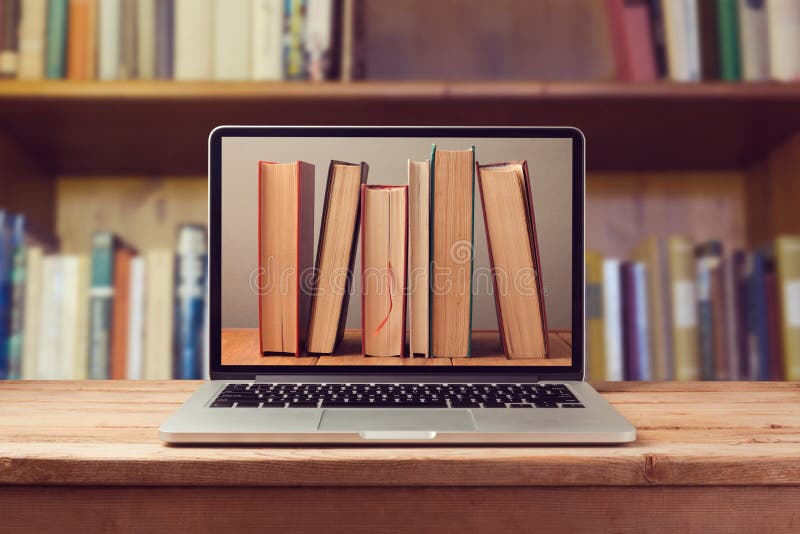 EBook biblioteczny pojęcie z laptopem i książkami