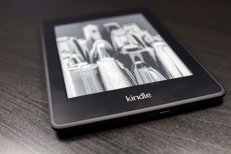 EBookLeser Kindle Auf Schwarzem Hintergrund Redaktionelles Stockfoto