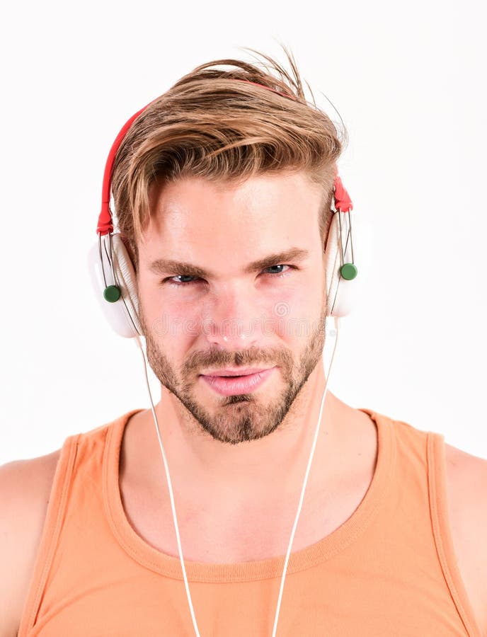 Ebook och online-utbildning Musikutbildning den sexiga muskulösa mannen lyssnar ebook man i hörlurar som isoleras på vit E-bok royaltyfri foto Ebook och online-utbildning Musikutbildning den sexiga muskulösa mannen lyssnar ebook man i hörlurar som isoleras på vit E-bok royaltyfri foto