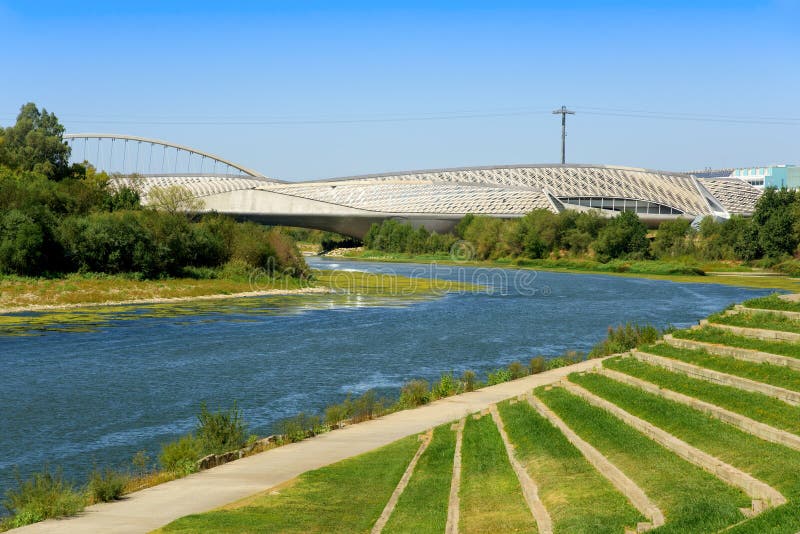 Ebro River och bropaviljong i Zaragoza, Spanien royaltyfria bilder Ebro River och bropaviljong i Zaragoza, Spanien royaltyfria bilder