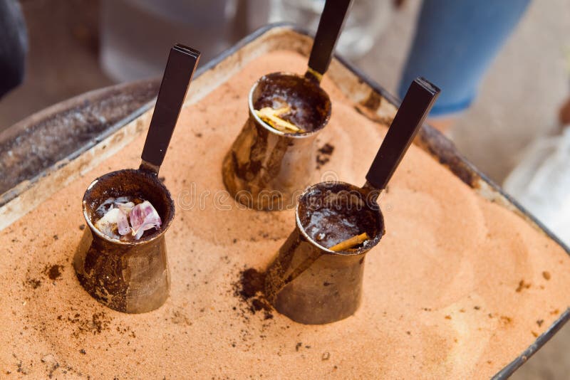 Ebullición Del Café Turco En El Punto Del Café Del Borde De La Carretera,  Recetas Con Ajo, Canela Y Naranja, Bebida Cocinada En C Imagen de archivo -  Imagen de vacaciones, carretera: