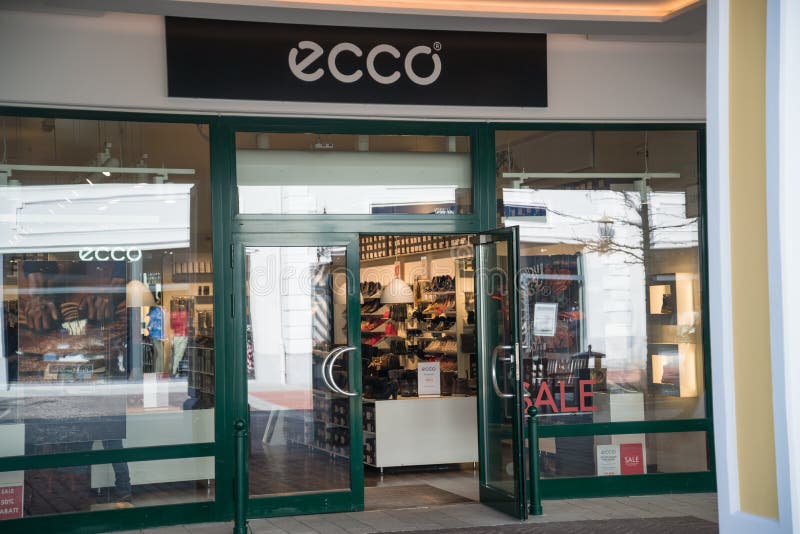 Til fods sur skrubbe Ecco Store in Parndorf, Austria. Editorial Photo - Image of entrance,  center: 110308911
