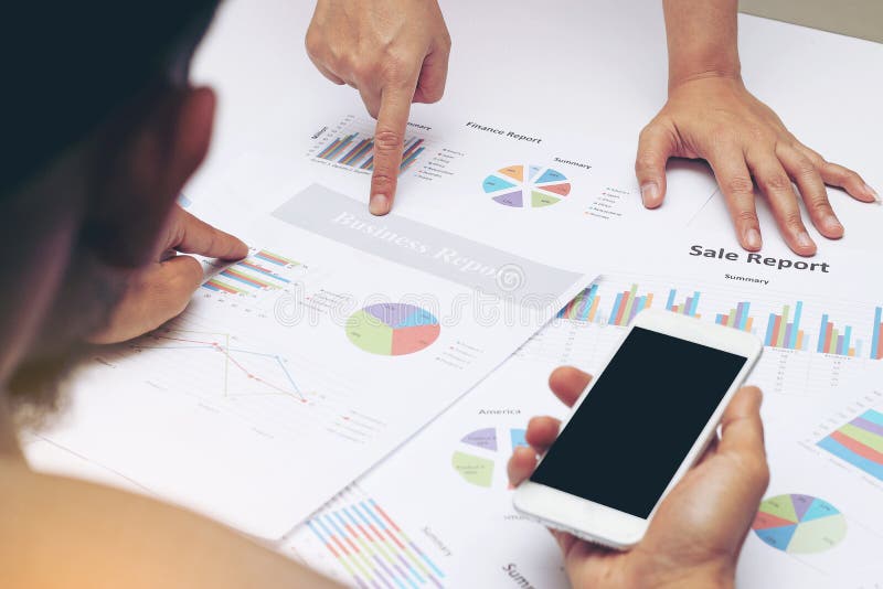 Echipa de analiză a oamenilor de afaceri în timpul discuției despre punctele de evaluare financiară cu degetul la graficul după ma stock photos