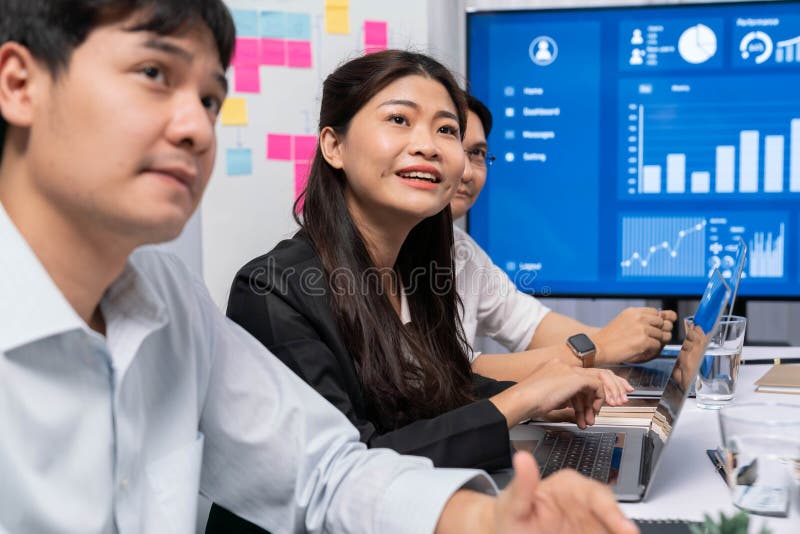 Echipa de analiști care utilizează BI Fintech pentru a analiza datele financiare la tabel. Prudentă stock photos
