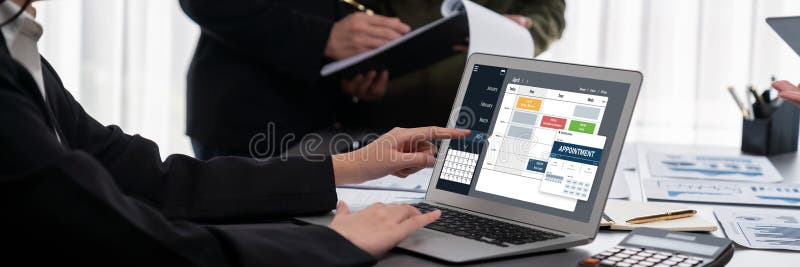 Echipa de analiști care utilizează BI Fintech pentru a analiza raportul financiar. Prodigy royalty free stock photography