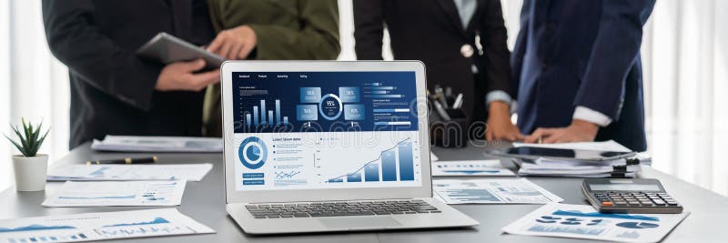 Echipa de analiști care utilizează BI Fintech pentru a analiza raportul financiar. Prodigy royalty free stock images