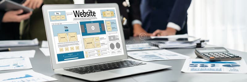 Echipa de analiști care utilizează BI Fintech pentru a analiza raportul financiar. Prodigy stock photography