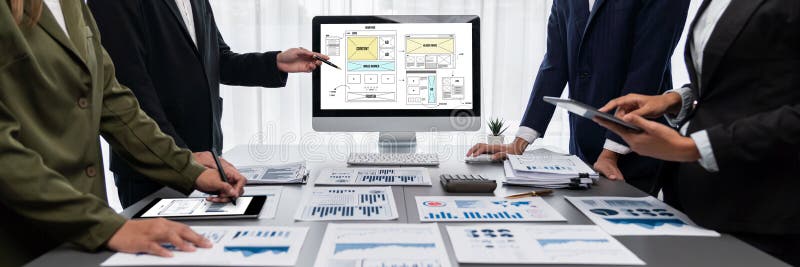 Echipa de analiști care utilizează BI Fintech pentru a analiza raportul financiar. Prodigy stock images