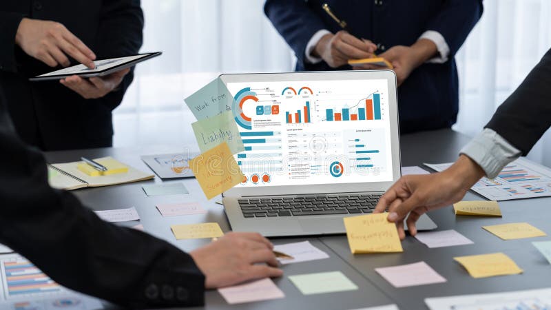 Echipa de analiști utilizează note adezive pentru brainstorming creativ cu date BI. Prodigy royalty free stock image