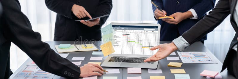 Echipa de analiști utilizează note adezive pentru brainstorming creativ cu date BI. Prodigy royalty free stock photos